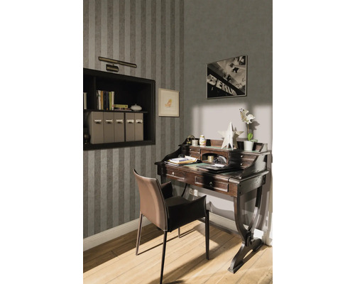 Interieuransicht eines Arbeitszimmers mit Schreibtisch, Stuhl, Regal und Wanddekoration