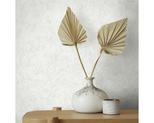 Nahaufnahme einer weißen Strukturtapete mit Vase und Dekoration