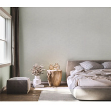 Helles Schlafzimmer mit Bett, Nachttisch, Dekorationen und Tageslicht