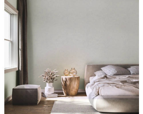 Helles Schlafzimmer mit Bett, Nachttisch, Dekorationen und Tageslicht