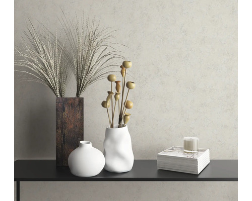 Dekoratives Stillleben mit Vasen, Pflanzen und Kerze auf einer Ablage