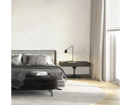 Helles Schlafzimmer mit Bett, Nachttisch und Teppich