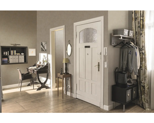 Eingangsbereich mit Garderobe, Schreibtisch und Holzboden