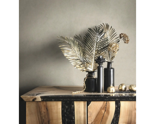 Dekorative goldene Blätter und Kugeln in schwarzen Vasen auf einer Kommode aus Holz und Epoxidharz.