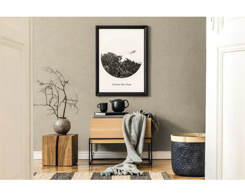 Dekoratives Wohnambiente mit Holzmöbeln, Teppich und Wandbild