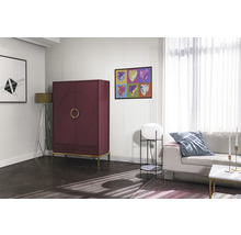 Wohnzimmer mit rotem Schrank, Sofa und Kunstwerken an der Wand