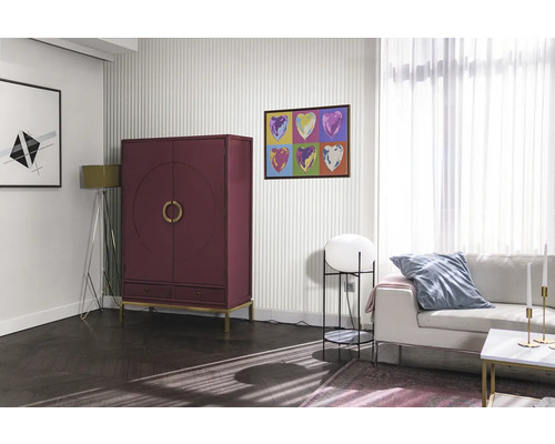 Wohnzimmer mit rotem Schrank, Sofa und Kunstwerken an der Wand