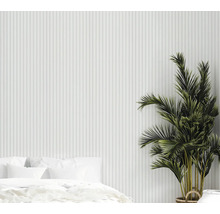 Helles Schlafzimmer mit Bett, Zimmerpflanze und vertikalen Wandpaneelen