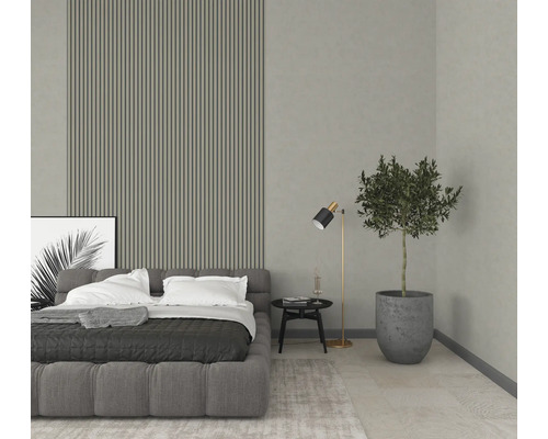 Schlafzimmer mit Bett, Nachttisch, Stehlampe und Zimmerpflanze