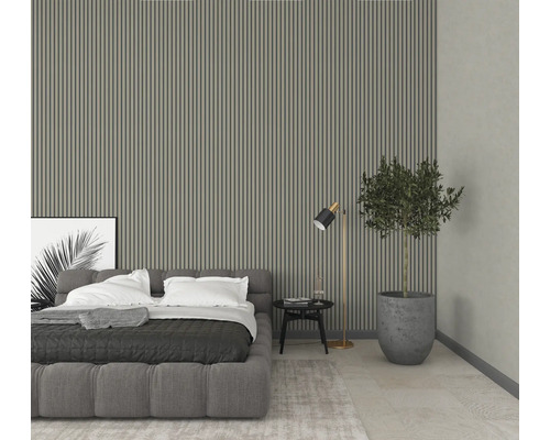 Schlafzimmer mit Bett, Stehlampe, Tisch und Wandpaneelen