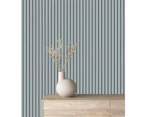 Dekorative Wandpaneele mit vertikalen Streifen, Vase und Trockenblumen auf Kommode