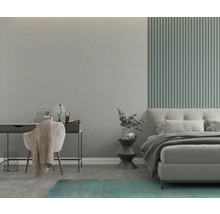 Schlafzimmer mit Bett, Schreibtisch und Stuhl in hellem Design