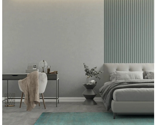 Schlafzimmer mit Bett, Schreibtisch und Stuhl in hellem Design