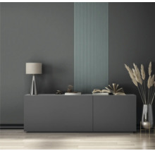 Wohnzimmer mit Anrichte, Lampe, Dekorationsgegenständen und vertikalen Wandpaneelen