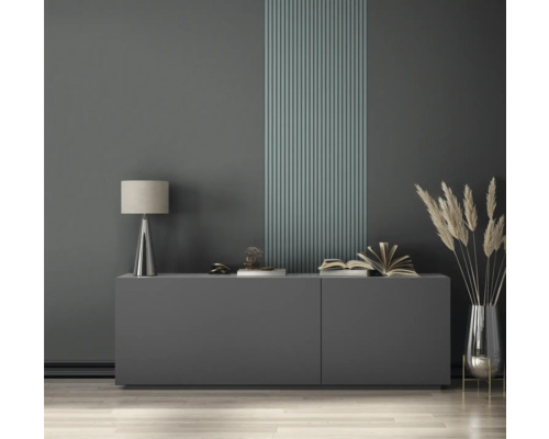 Wohnzimmer mit Anrichte, Lampe, Dekorationsgegenständen und vertikalen Wandpaneelen