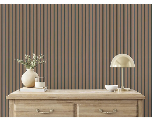 Wandpaneele aus Holz hinter Kommode mit Lampe und Dekoration