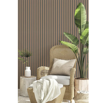 Szene mit Lamellenwand, Korbsessel, Kissen, Decke und Pflanzentöpfen