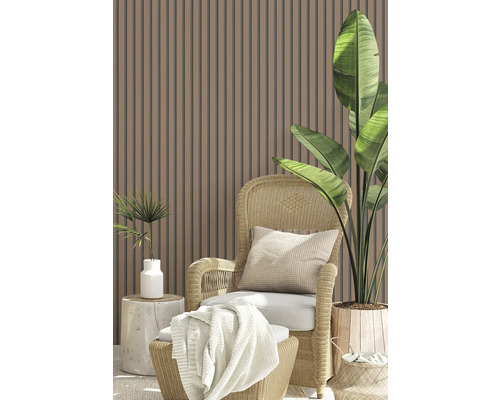 Szene mit Lamellenwand, Korbsessel, Kissen, Decke und Pflanzentöpfen