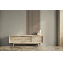 Wohnzimmer mit Holzkommode, Wandpaneelen und Parkettboden