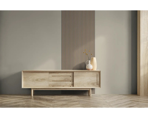 Wohnzimmer mit Holzkommode, Wandpaneelen und Parkettboden