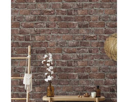 Wand mit Backsteintapete und dekorativen Elementen wie Leiter, Tasche, Hut, Vase und Tisch