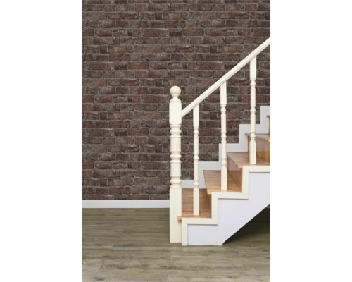 Detailaufnahme einer Treppe vor einer Ziegelwand für Renovierung und Innenausbau