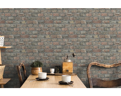 Wandgestaltung mit Backsteintapete im Essbereich.