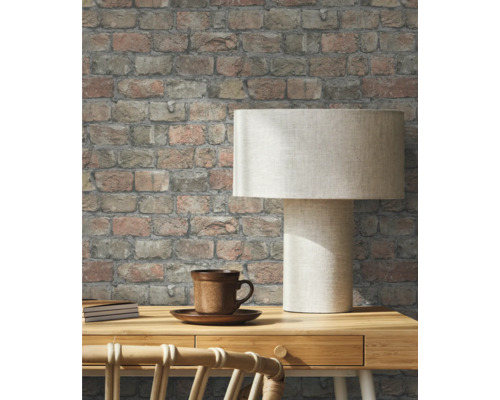 Zimmer mit Backsteintapete, Schreibtisch und Lampe