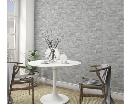 Heller Raum mit Backsteintapete, Tisch und Stühlen