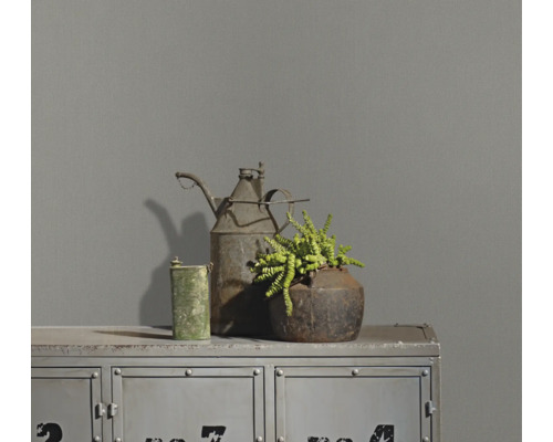 Dekorative Metallelemente auf einem Schrank