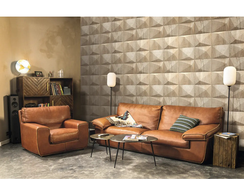Wohnzimmer mit Ledersofa, Sessel, Holzwandpaneelen und Regalen
