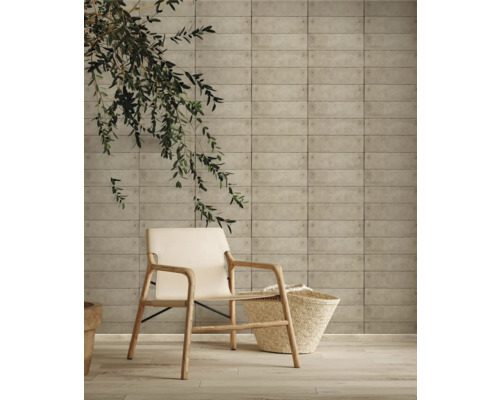 Heller Raum mit dekorativer Wandverkleidung, Sessel und Korb