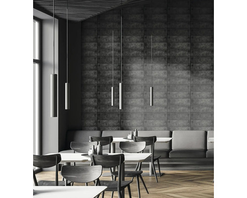 Restaurantinterieur mit Tischen, Stühlen und Beleuchtung