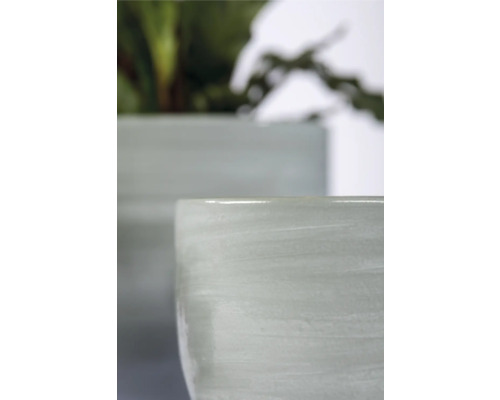 Detailaufnahme von zwei Pflanzgefäßen mit horizontaler Struktur