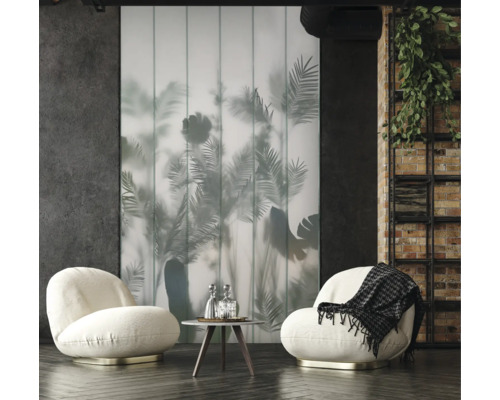 Modernes Wohnzimmer mit Schiebetür, Sesseln und Beistelltisch