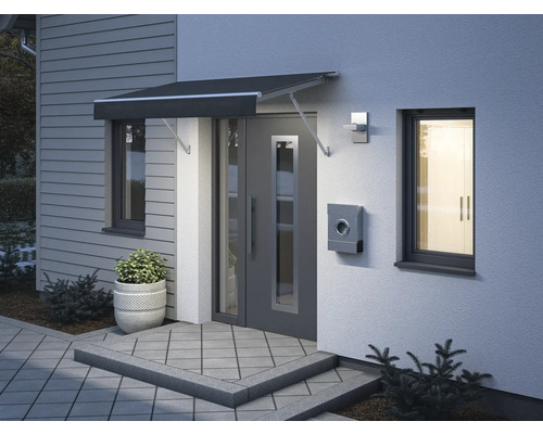 Fassade eines Hauses mit Vordach über der Haustür, Briefkasten und Außenlampe