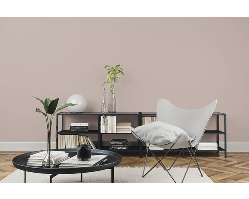 Wohnzimmer mit Regal, Sessel und Tisch