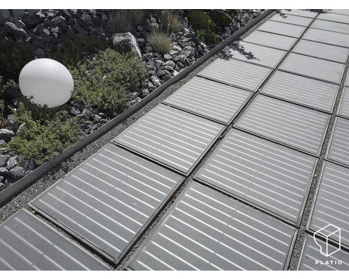 Terrasse mit Platten, Kies und Bepflanzung