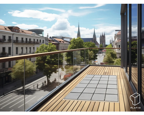 Balkon mit Holzterrasse, Glasgeländer und Blick auf die Stadt