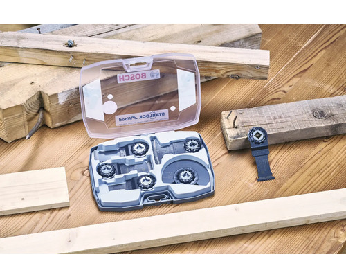 Bosch Starlock Holzsägeblatt Set in geöffneter Verpackung mit Holzbalken auf Holztisch