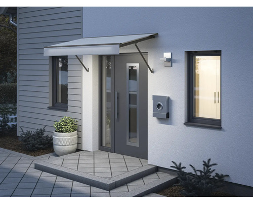 Fassade eines Hauses mit Vordach, Briefkasten, Lampe und Fenster