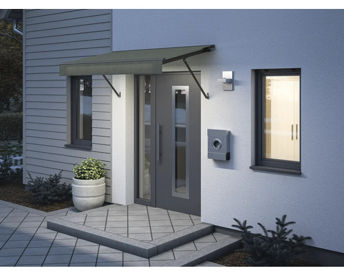 Eingangsbereich eines Hauses mit Vordach, Haustür, Briefkasten und Fenstern