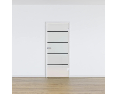 Zimmertür mit Lichtausschnitt und horizontalen Zierlinien in einer hellen Wohnung.
