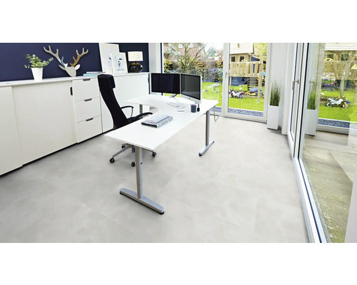 Büro mit hellem Bodenbelag, Schreibtisch und Büromöbeln