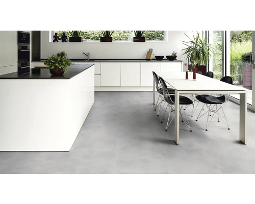 Helle Küche mit Essbereich, ausgestattet mit Esstisch, Stühlen und Kücheninsel