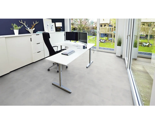 Heller Büroraum mit Schreibtisch, Bürostuhl und Fenster zum Garten