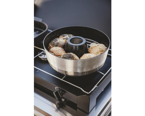 Brotbacktopf mit Brötchen auf einer Kochstelle