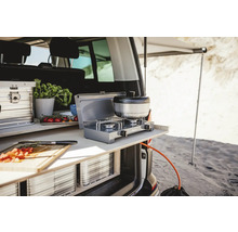 Campingküche im Kofferraum eines Vans mit Gaskocher, Kochgeschirr und Zutaten.