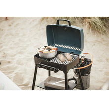 Tragbarer Gasgrill mit Speisen auf dem Grillrost und im Topf