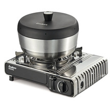 Enders Gasgrill mit Dutch Oven auf einem Tisch
